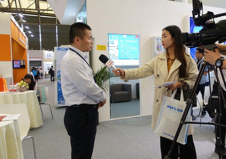 中央电视台CCTV4在上海新国际博览中心，采访万沅集团旗下智能售货机